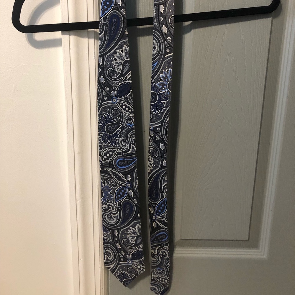 Geoffrey Beene-Black blue silver paisley print tie